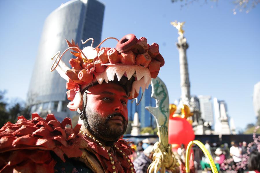 Un hombre caracterizado participa en el séptimo Concurso de Disfraces "Feliz Año Nuevo Chino 2024, Año del Dragón", en la Ciudad de México, capital de México, el 4 de febrero de 2024. (Xinhua/ Francisco Cañedo) 