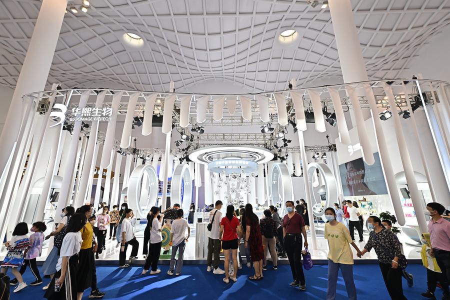 Visitantes recorren la tercera Exposición Internacional de Productos de Consumo de China, en Haikou, capital de la provincia meridional de Hainan, el 15 de abril de 2023. (Xinhua/Li Xin)