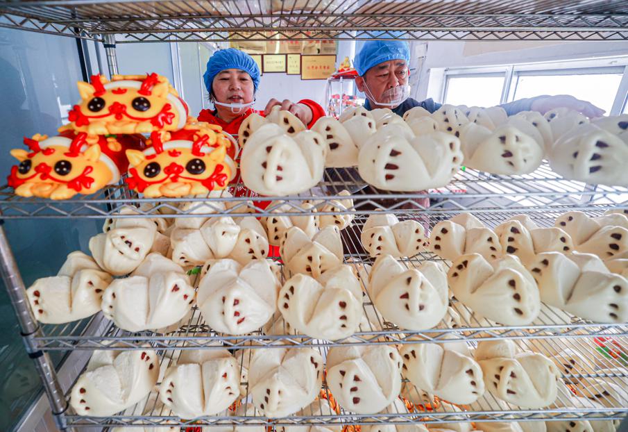 La gente de Rongcheng, provincia de Shandong, prepara bobos, un tipo de bollo al vapor popular durante el festival del Año Nuevo Chino. [Foto de Li Xinjun / para chinadaily.com.cn]