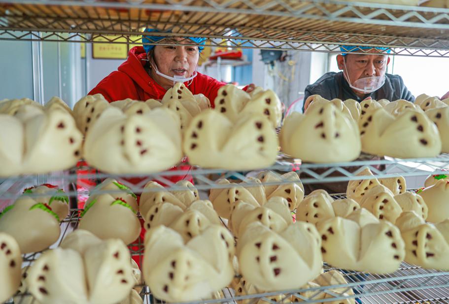 Panaderos en Rongcheng preparan bobos para el año nuevo chino