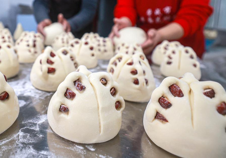 Panaderos en Rongcheng preparan bobos para el año nuevo chino