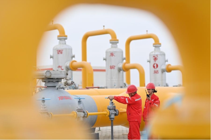 Trabajadores examinan las instalaciones de una estación del campo petrolífero de Tarim, en la región autónoma uygur de Xinjiang, noroeste de China, el 6 de febrero de 2023. (Xinhua/Li Xiang)