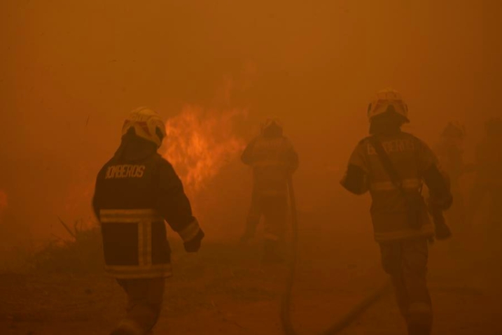 Imagen del 3 de febrero de 2024 de bomberos combatiendo un incendio forestal, en Viña del Mar, Chile. (Xinhua/Str)