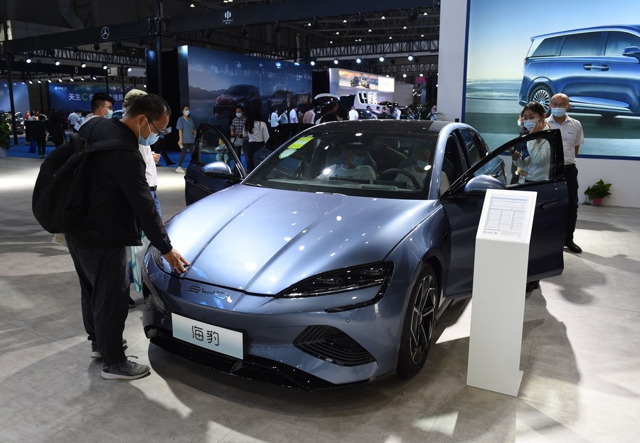 Imagen del 21 de septiembre de 2022 de visitantes observando un vehículo de nueva energía exhibido en la Convención Mundial de Manufactura 2022, en Hefei, en la provincia de Anhui, en el este de China. (Xinhua/Zhou Mu)