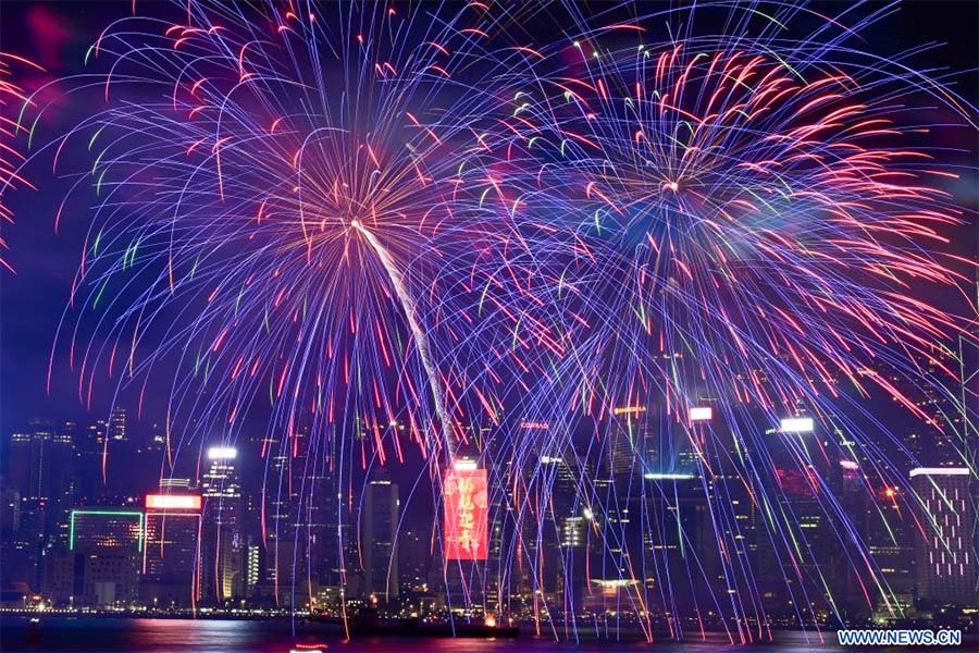 Fuegos artificiales en celebración del Festival de la Primavera iluminan el cielo sobre el puerto Victoria en Hong Kong