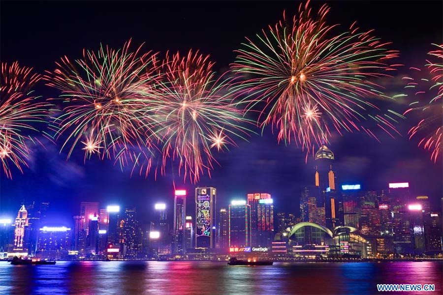 Fuegos artificiales en celebración del Festival de la Primavera iluminan el cielo sobre el puerto Victoria en Hong Kong