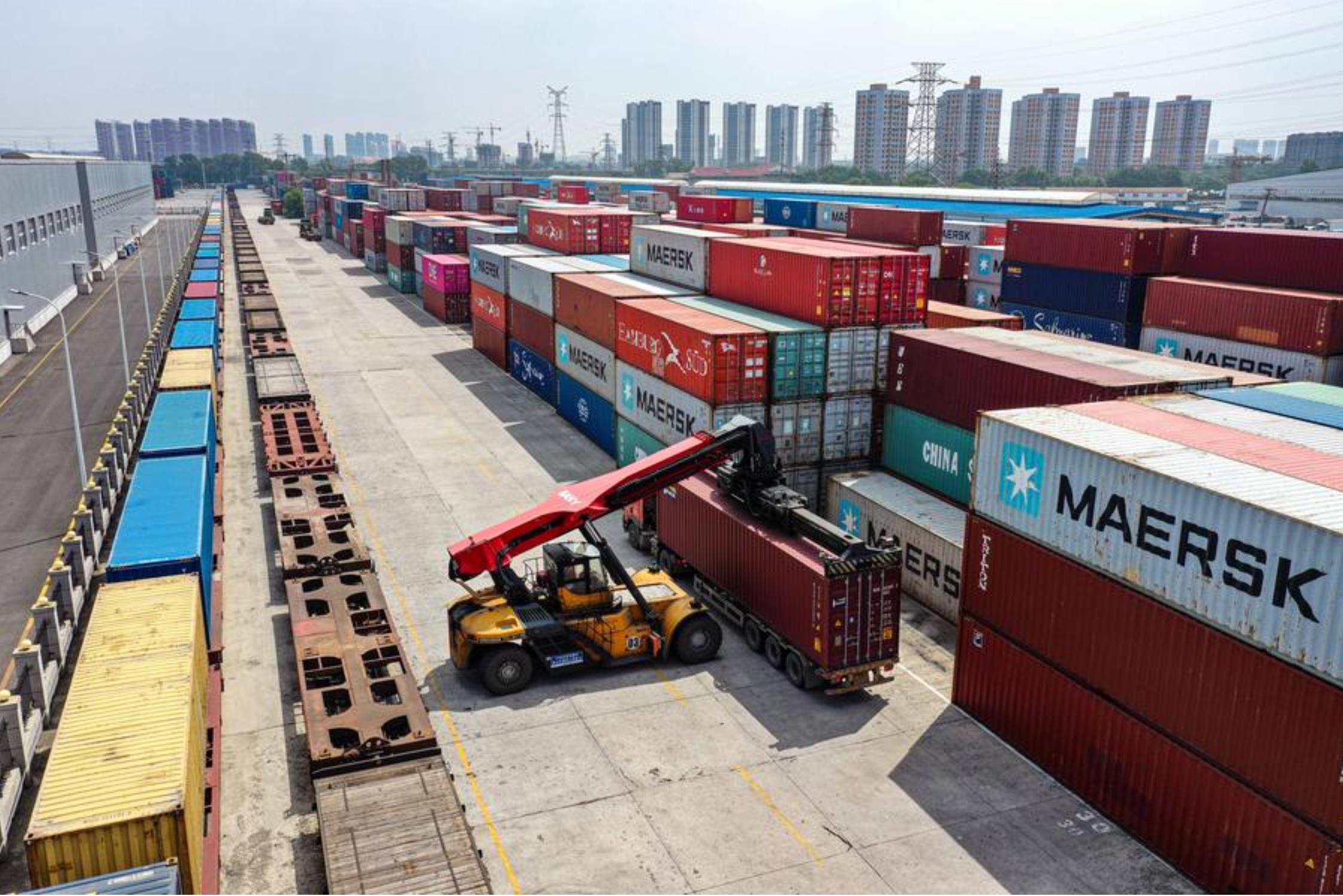 Vista aérea del 16 de junio de 2022 de una grúa cargando un contenedor en un tren de carga China-Europa en la Estación del Ferrocarril de Shenyang Este, en Shenyang, provincia de Liaoning, en el noreste de China. (Xinhua/Yang Qing)