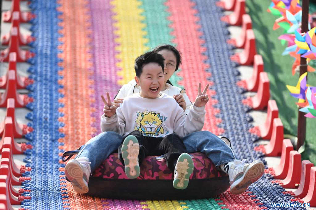 Personas se divierten en un parque de diversiones, en la ciudad de Tengzhou, en la provincia de Shandong, en el este de China, el 14 de febrero de 2024. Personas de toda China están disfrutando de las vacaciones en curso del Festival de la Primavera de varias maneras. (Xinhua/Li Zhijun) 