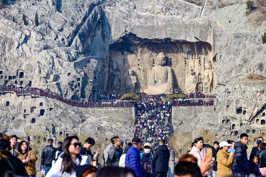 Turistas visitan las Grutas de Longmen, en la ciudad de Luoyang de la provincia central china de Henan, durante las vacaciones de la Fiesta de la Primavera, el 13 de febrero de 2024. (Xinhua/Li Weichao)