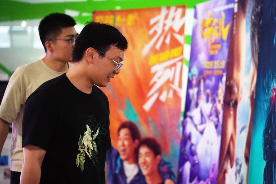 Clientes observan carteles de películas en un cine de Beijing, la capital de China, el 30 de julio de 2023. (Xinhua/Ren Chao)