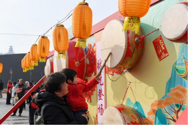 Una niña juega un tambor durante un evento de la Fiesta de la Primavera en el Parque Shougang en Beijing, capital de China, el 13 de febrero de 2024.(Xinhua/Ju Huanzong)