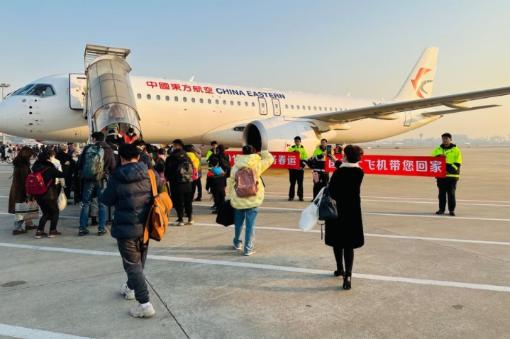 Pasajeros se preparan para abordar un avión de pasajeros C919 en el Aeropuerto Internacional Hongqiao de Shanghai, en Shanghai, en el este de China, el 26 de enero de 2024. (Xinhua) 