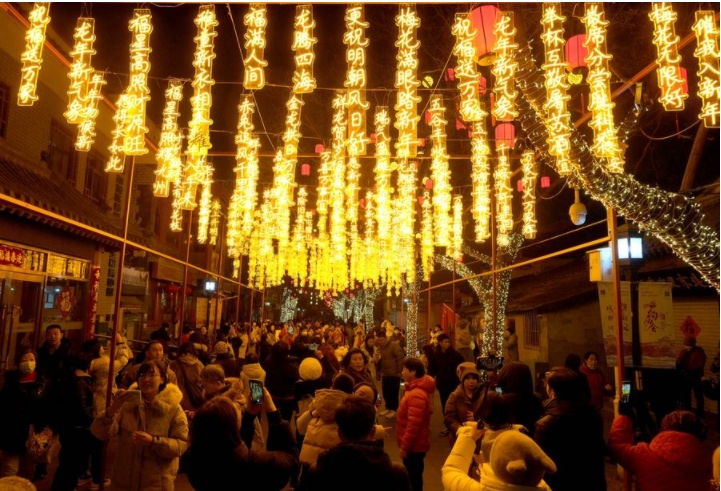 Turistas visitan la feria de Changdian en Beijing, capital de China, el 11 de febrero de 2024. (Xinhua/Wang Yuguo)