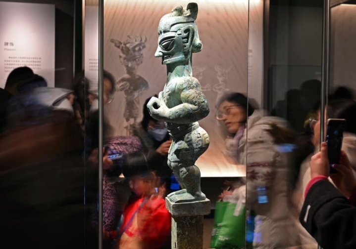 Visitantes observan una escultura durante la exposición "Estrellas sobre China: La antigua civilización Shu de Sanxingdui y Jinsha" en el Museo de Shanghai, este de China, el 15 de febrero de 2024. (Xinhua/Liu Ying)