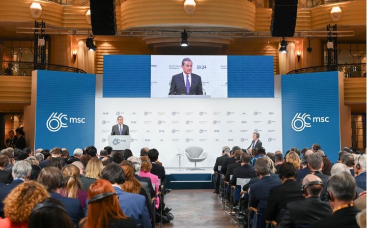 El ministro de Relaciones Exteriores de China, Wang Yi, pronuncia discurso durante la sesión "China en el Mundo" en la Conferencia de Seguridad de Múnich, en Múnich, Alemania, el 17 de febrero de 2024. (Xinhua/Ren Pengfei) 