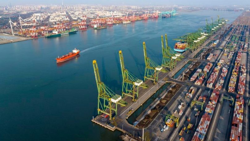 Vista aérea de un buque de carga navegando en el canal principal del puerto de Tianjin, en el norte de China, el 2 de febrero de 2024. El puerto de Tianjin, situado en la costa del mar de Bohai, es un importante punto de embarque en el norte de China. (Xinhua/Zhao Zishuo)