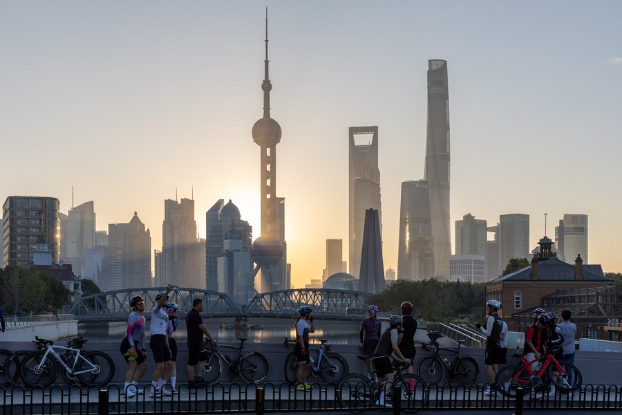 Imagen del 3 de noviembre de 2023 de un paisaje de la ciudad de Shanghai al amanecer. (Xinhua/Wang Xiang)