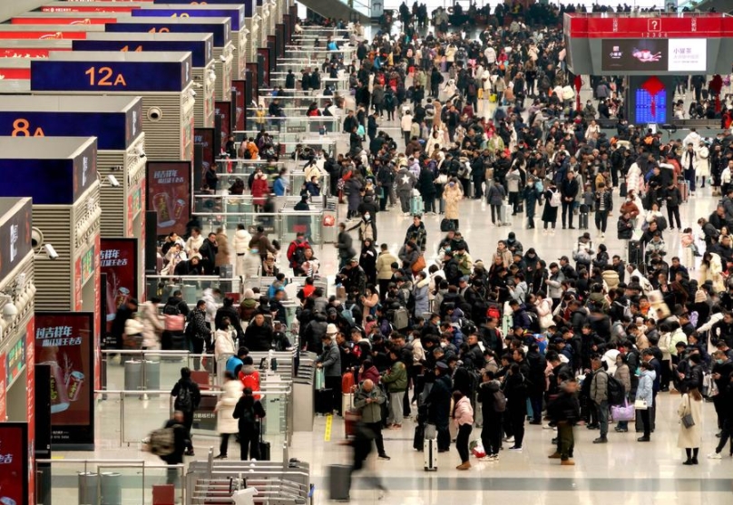 Pasajeros esperan para abordar sus trenes en la Estación Ferroviaria Oriental de Zhengzhou, capital de la provincia central china de Henan, el 26 de enero de 2024. (Xinhua/Li An)