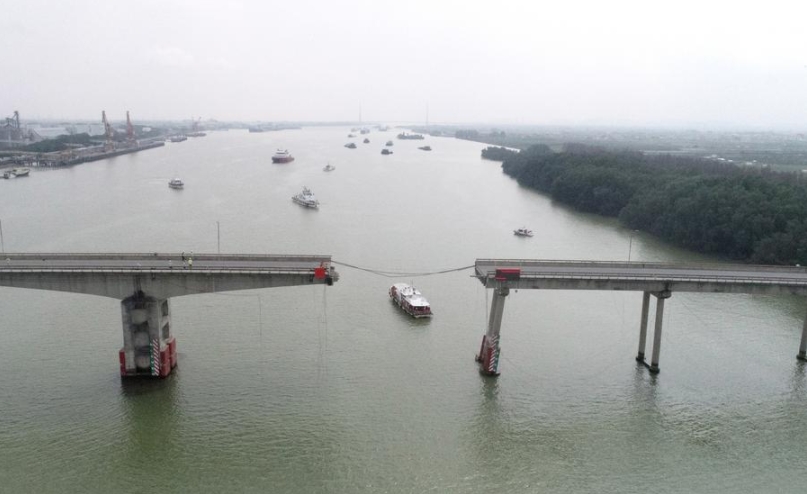 Esta foto aérea, tomada el 22 de febrero de 2024, muestra el estado en que quedó el puente Lixinsha después del accidente. La estructura está ubicada en el distrito de Nansha de Guangzhou, capital de la provincia meridional china de Guangdong. (Xinhua/Lu Hanxin)