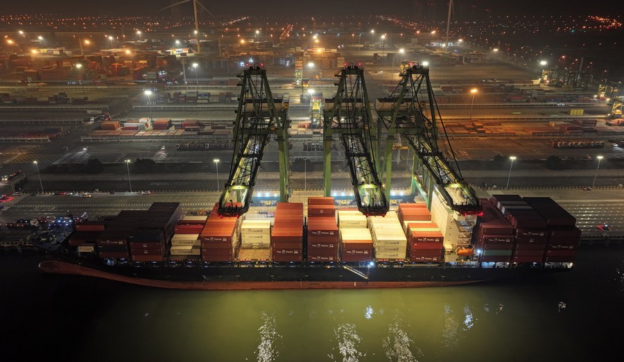 Vista aérea tomada con un dron el 16 de enero de 2024 de un buque portacontenedores cargado con cerezas importadas en una terminal de contenedores del Puerto de Tianjin, en Tianjin, en el norte de China. (Xinhua/Zhao Zishuo)