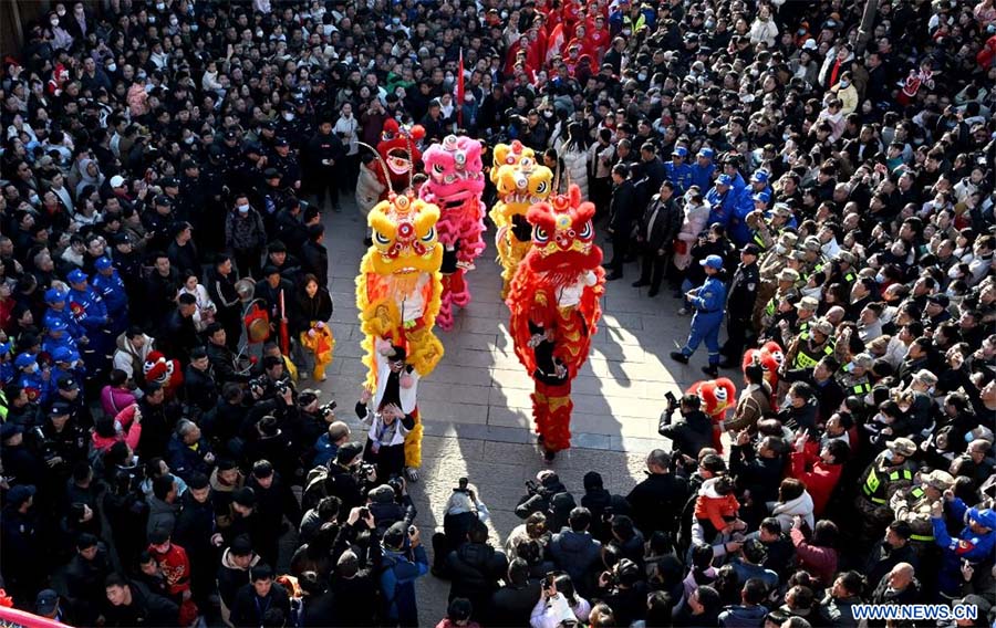 Personas de toda China celebran el Festival de las Linternas