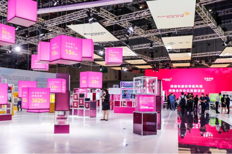 Esta foto del 7 de noviembre de 2021 muestra el estand de AstraZeneca en el área de exhibición de equipos médicos y productos de salud de la IV Exposición Internacional de Importaciones de China (CIIE, por sus siglas en inglés) en la ciudad oriental china de Shanghai. (Xinhua/Zhang Yuwei)