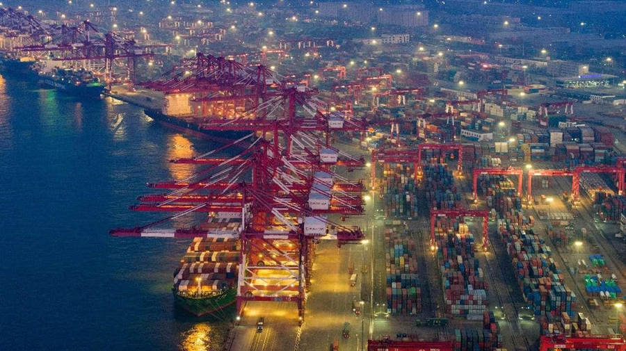 Foto tomada el 12 de febrero de 2024 muestra una escena concurrida de una terminal de contenedores del puerto de Qingdao, en la provincia oriental china de Shandong. (Foto de Han Jiajun/Diario del Pueblo digital)