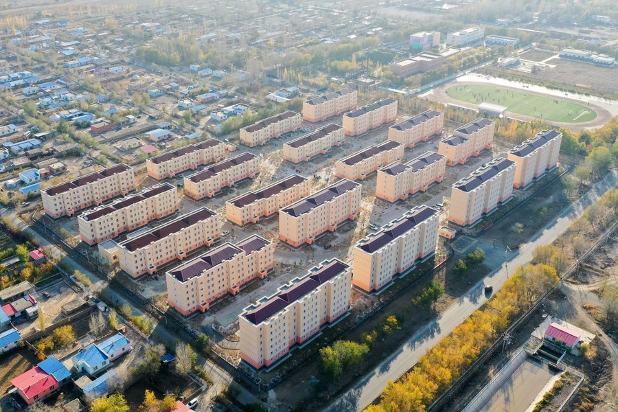 Vista aérea de archivo del 16 de octubre de 2020 de una zona residencial en el poblado de Axili de Changji, en la región autónoma uygur de Xinjiang, en el noroeste de China. (Xinhua/Ding Lei)