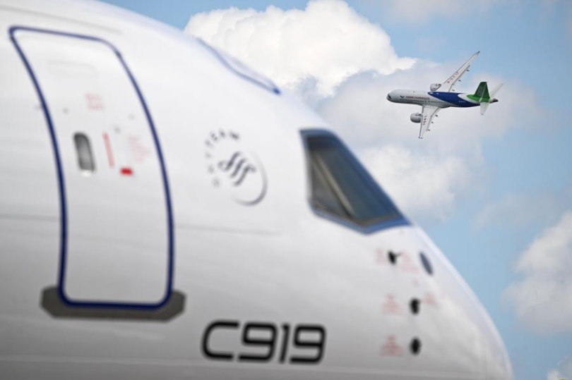 Un avión chino de pasajeros C919 en el evento Singapore Airshow en Singapur, el 20 de febrero de 2024. (Xinhua/Cortesía)