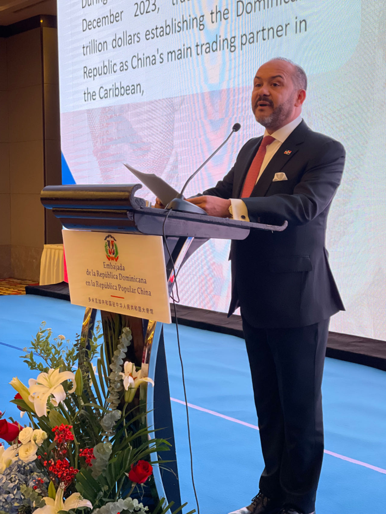 Briunny Garabito, embajador de la República Dominicana en China, interviene durante el acto por el 180 aniversario de la independencia de la República Dominicana, Beijing, China, 27 de febrero del 2024. (Foto: YAC)