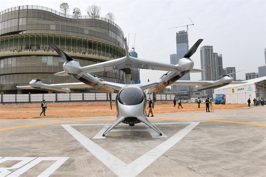 Un avión eVTOL (despegue y aterrizaje vertical eléctrico) de cinco asientos se ve en el puerto base de cruceros Shekou en Shenzhen, provincia de Guangdong, 27 de febrero del 2024. [Foto: Xinhua]