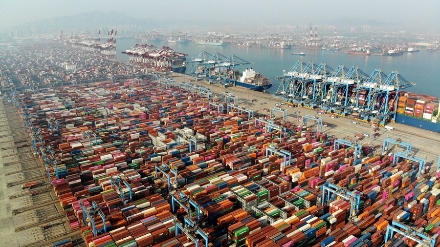 Vista aérea tomada con un dron del puerto de Qingdao, en la provincia de Shandong, en el este de China, el 11 de febrero de 2024. (Xinhua/Li Ziheng)