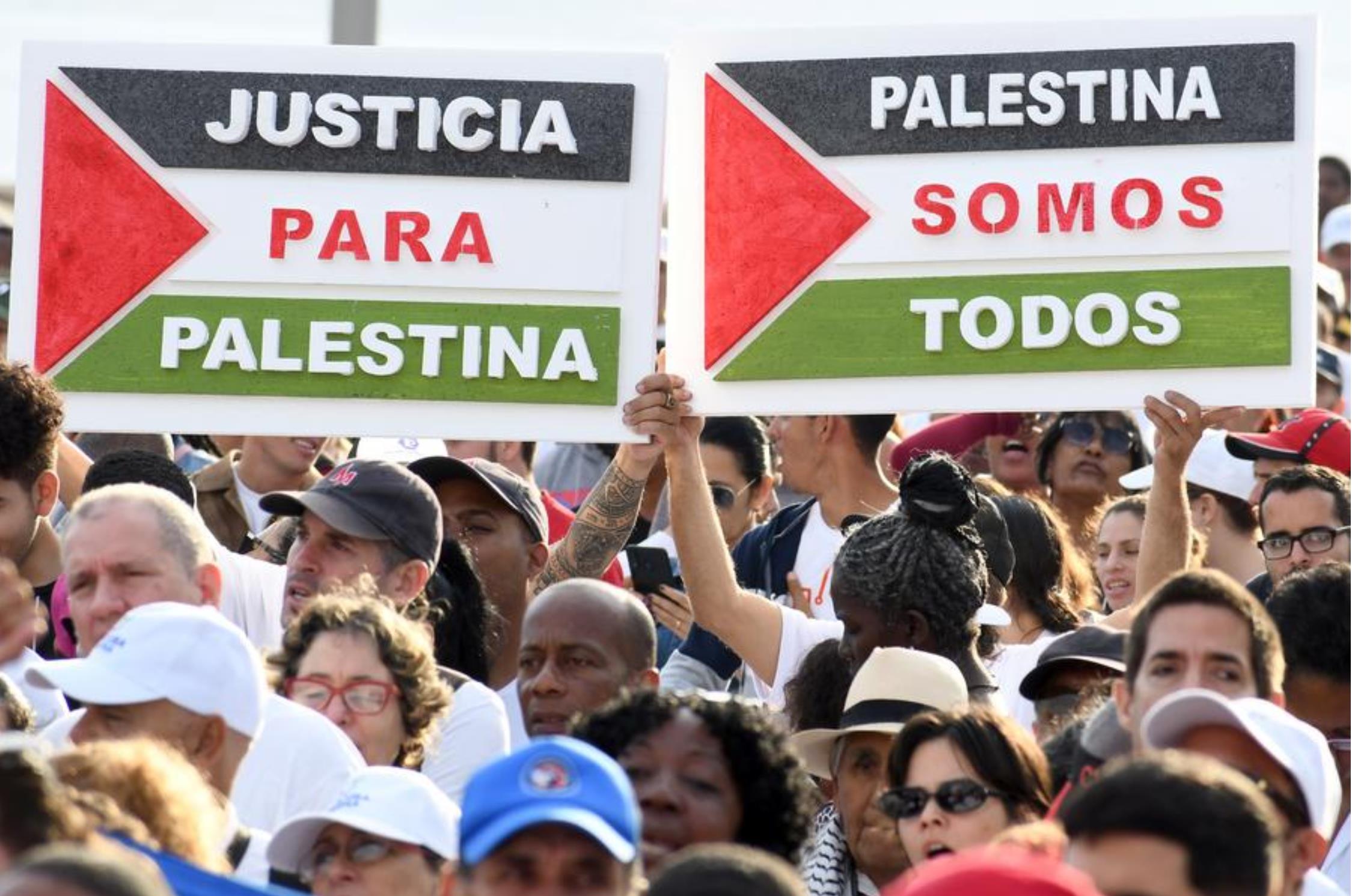 Personas sostienen carteles mientras participan en un acto para respaldar la causa del pueblo palestino en la Tribuna Antimperialista, en La Habana, capital de Cuba, el 2 de marzo de 2024. (Xinhua/Joaquín Hernández)