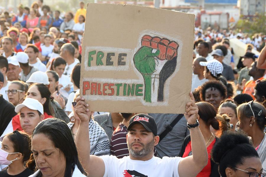 Un hombre sostiene un cartel mientras participa en un acto para respaldar la causa del pueblo palestino en la Tribuna Antimperialista, en La Habana, capital de Cuba, el 2 de marzo de 2024.  (Xinhua/Joaquín Hernández)