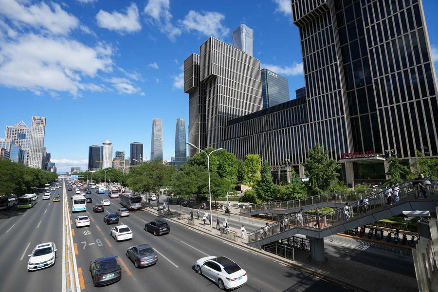 Varios vehículos circulan por el Distrito Comercial Central en el distrito de Chaoyang de Beijing, la capital china, el 6 de junio de 2022. (Xinhua/Ju Huanzong)