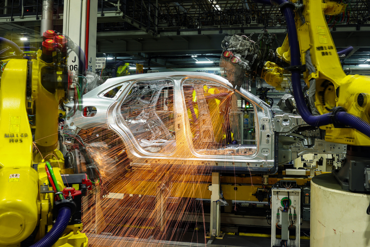 Robots operan en la línea de producción del SUV mediano AITO Wenjie de Huawei, un vehículo insignia de nueva energía, en la fábrica de Seres en Chongqing, 15 de noviembre del 2023. [Foto: China Daily]