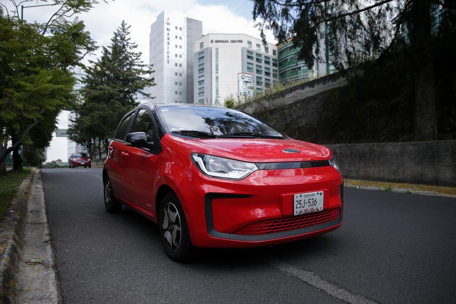 Imagen del 29 de septiembre de 2022 de Israel Aguilar conduciendo su automóvil JAC e10x por una calle, en la Ciudad de México, capital de México. Después de conducir durante cerca de un año un vehículo eléctrico fabricado en China, Israel Aguilar de México descubrió que hacer la transición de un vehículo de combustible a un vehículo de nueva energía (NEV, siglas en inglés) le ha proporcionado una experiencia de viaje diferente. Al igual que Aguilar, muchas personas en países latinoamericanos han optado por NEV, y los vehículos eléctricos de China se han convertido en una opción popular. (Xinhua/Francisco Cañedo)