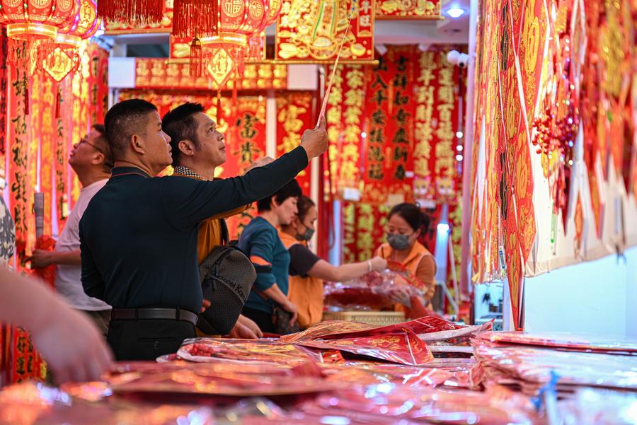 Personas hacen compras para la Fiesta de Primavera, el Año Nuevo chino, en un mercado local de la ciudad de Haikou, de la provincia de Hainan, en el sur de China, el 6 de febrero de 2024. (Xinhua/Pu Xiaoxu)