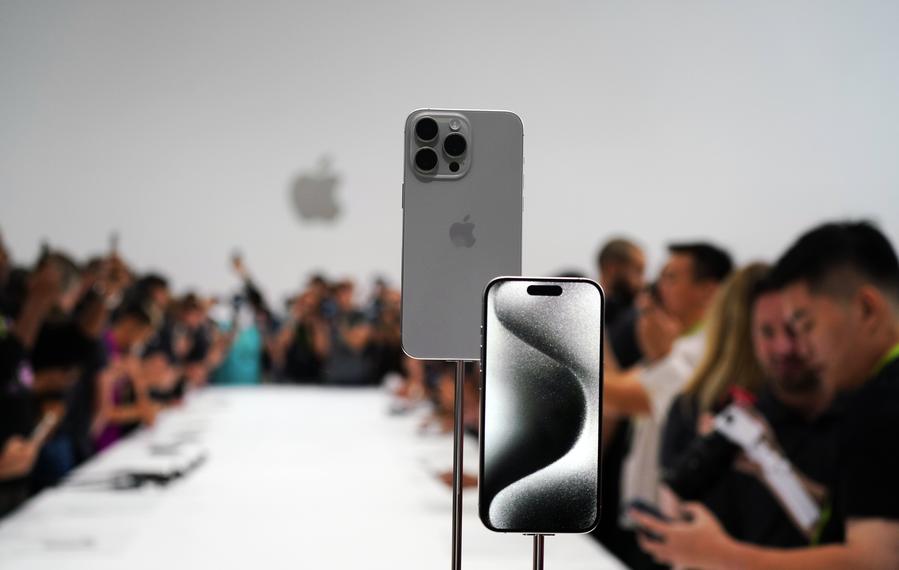 Personas prueban nuevos productos de Apple después de su lanzamiento en Cupertino, California, Estados Unidos, el 12 de septiembre de 2023. (Xinhua/Wu Xiaoling)