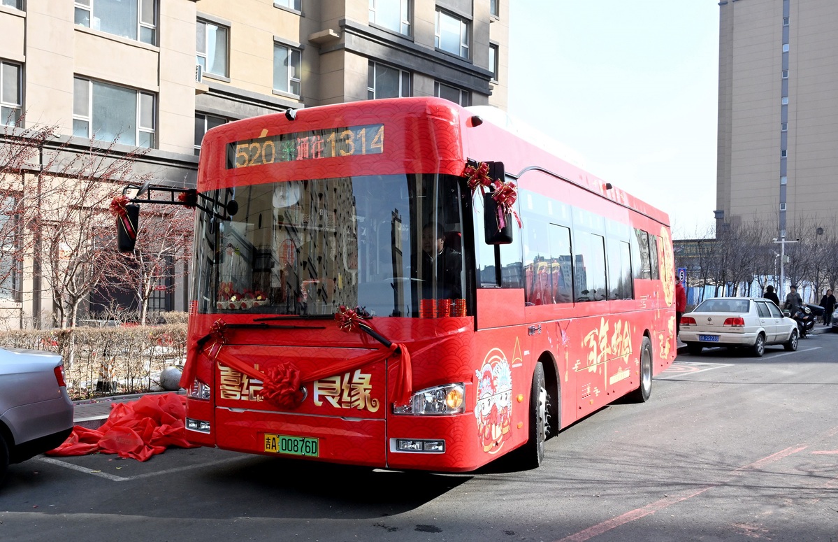 Pareja se embarca en un viaje único en autobús para su boda en Changchun