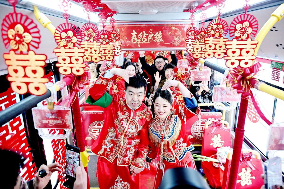 Pareja se embarca en un viaje único en autobús para su boda en Changchun