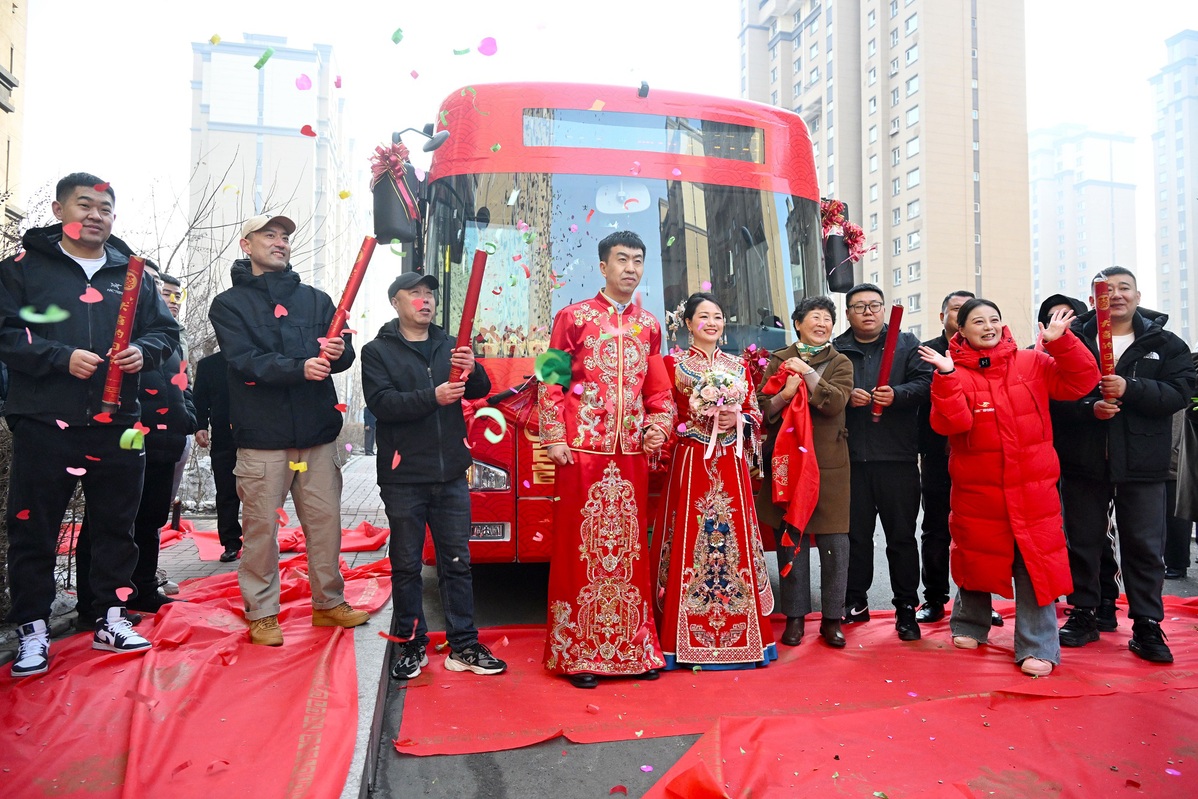 Pareja se embarca en un viaje único en autobús para su boda en Changchun