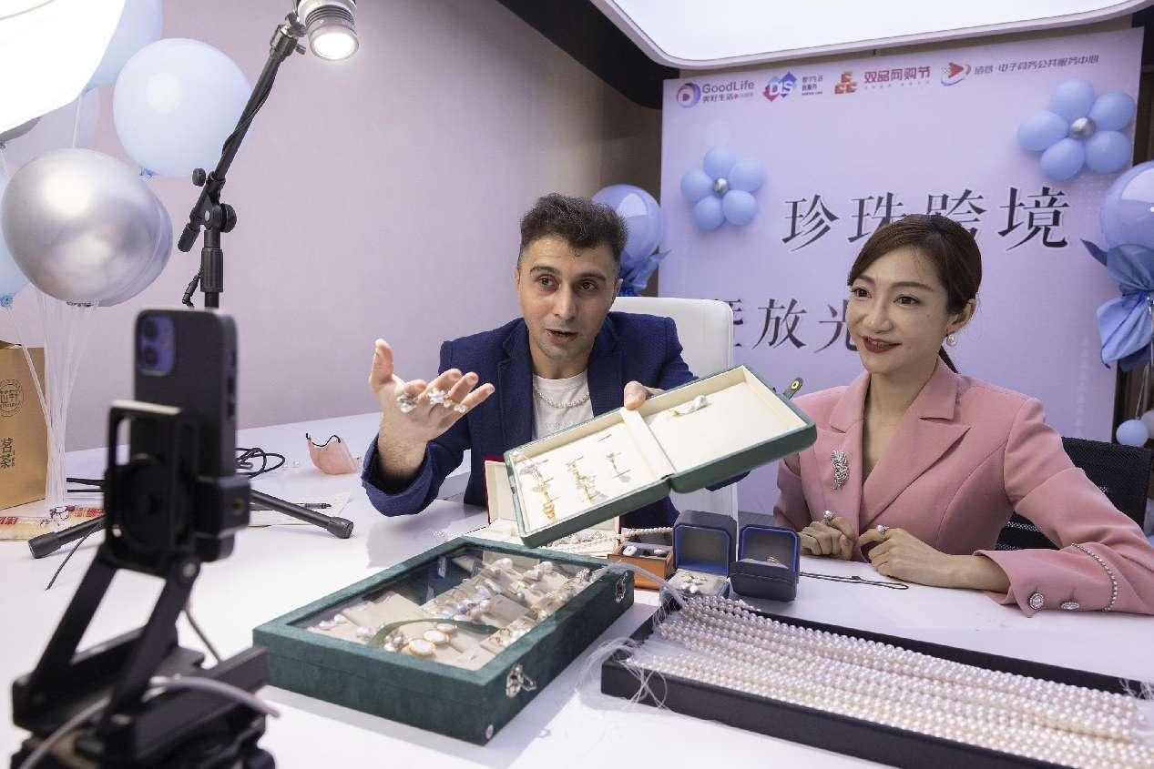 Dos presentadores venden joyas a través de una transmisión en vivo transfronteriza en una joyería en Zhuji, provincia de Zhejiang, en el este de China. (Foto de Guo Bin/Diario del Pueblo digital)