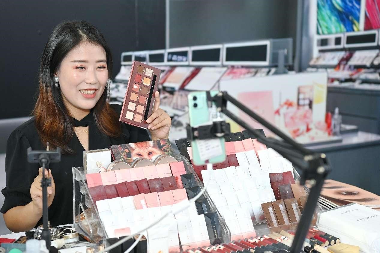 Un anfitrión vende cosméticos a través de una transmisión en vivo transfronteriza en Ganzhou, en la provincia oriental china de Jiangxi. (Foto de Zhu Haipeng/Diario del Pueblo digital)