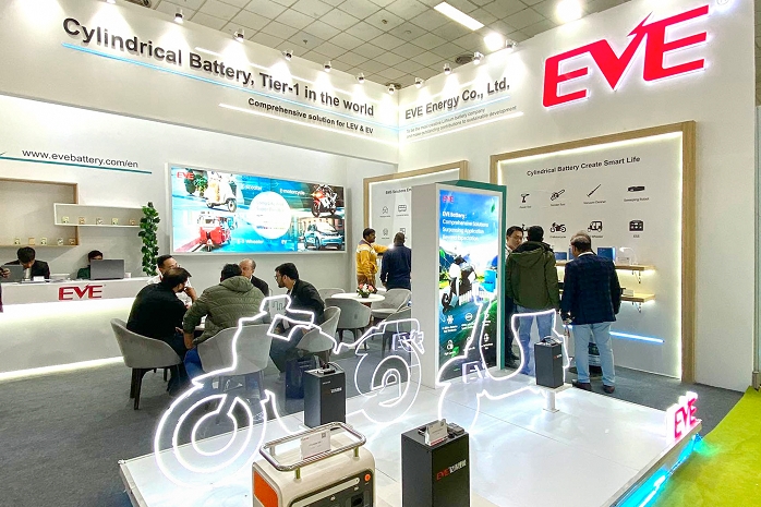 La gente visita el stand de EVE Energy en la India EvExpo 2023 en India, del 22 al 24 de diciembre de 2023. [Foto/Sitio web de EVE Energy]