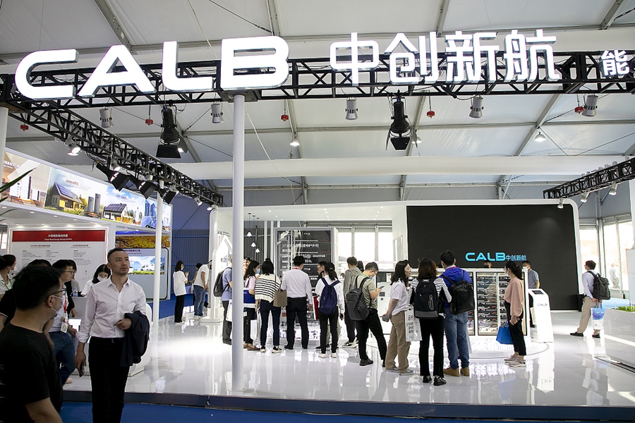 La gente visita el stand de CALB durante una exposición en Shanghai, el 25 de mayo. [Foto/VCG]