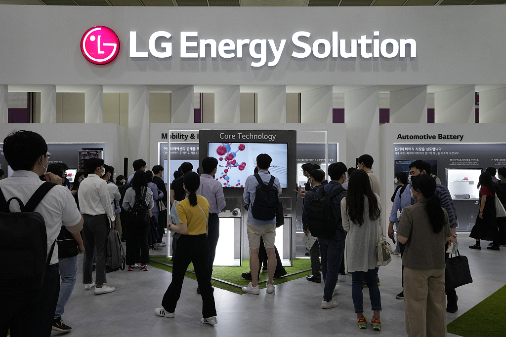 La gente visita el stand de LG Energy Solution durante InterBattery Korea 2021 en Seúl, el 9 de junio de 2021. [Foto/VCG]