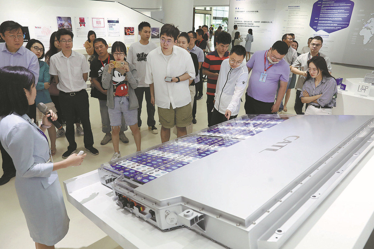 Los visitantes observan una batería en una instalación de CATL en Ningde, provincia de Fujian. [Zhu Xingxi/China Daily]