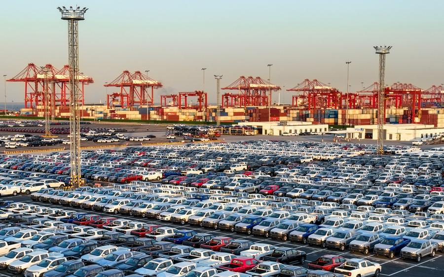 La foto aérea, tomada el 13 de marzo de 2023, muestra automóviles en una terminal del puerto de Taicang, en la provincia de Jiangsu, en el este de China. (Xinhua/Li Bo)