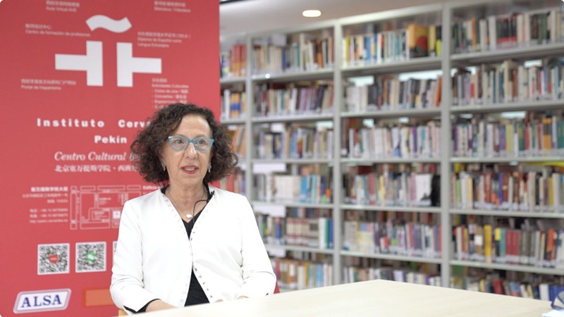 Isabel Cervera, directora del Instituto Cervantes de Beijing, en una entrevista exclusiva con Diario del Pueblo digital. (Foto: Su Yingxiang/ Diario del Pueblo digital)